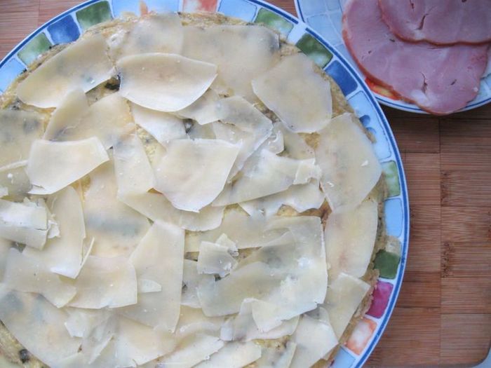 Яичный рулет с базиликом и кедровыми орешками