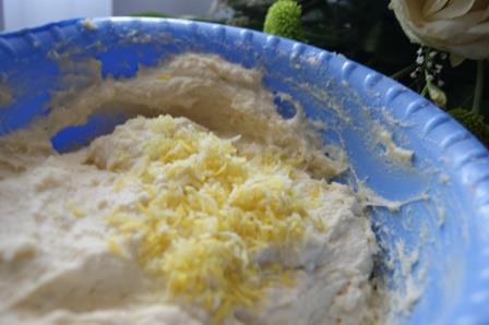 Творожный пирог с лимоном и клубникой 