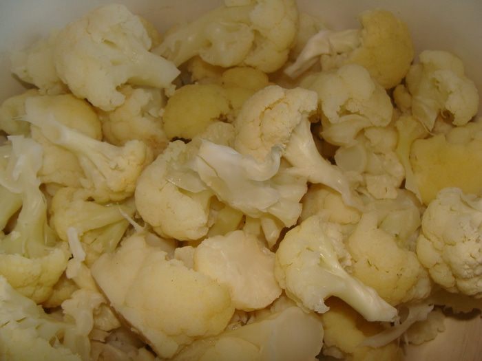 Салат с цветной капустой, горошком и орехами