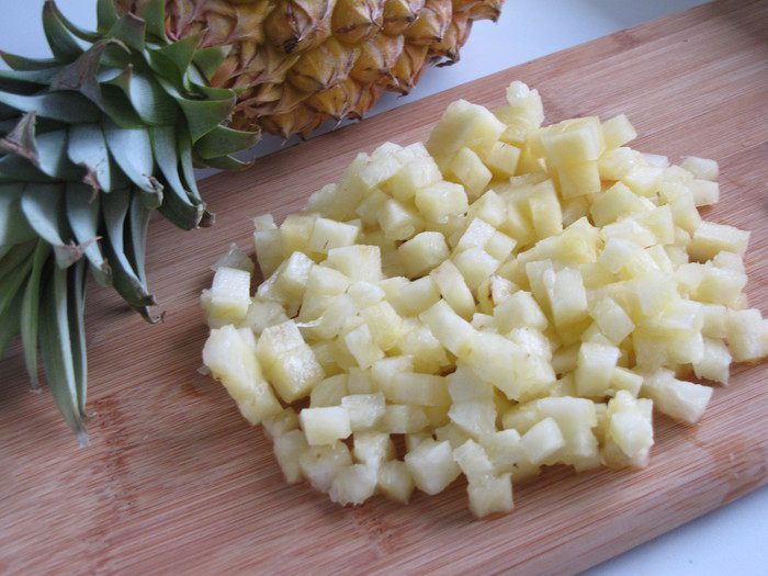 Салат-коктейль с креветками и ананасом