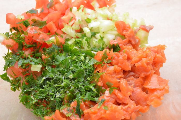 Cалат с копченой семгой, помидорами и сельдереем