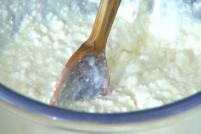 Творожник с белым шоколадом и малиной