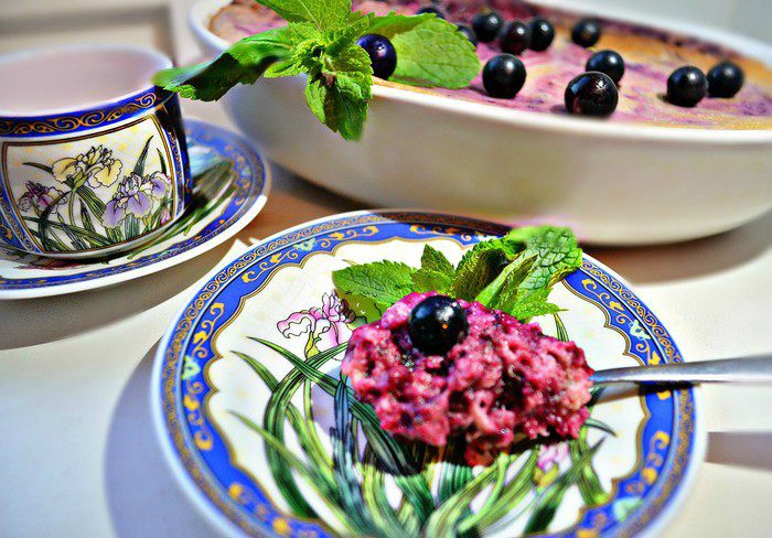 Творожное суфле с черной смородиной