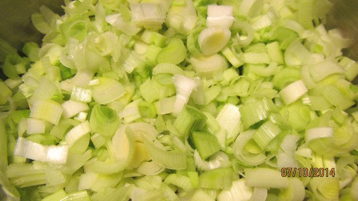 Гратен из белой рыбы и лука-порея