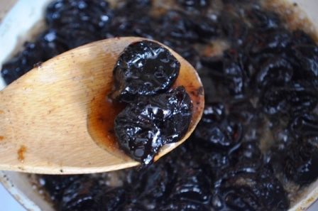 Шарлотка на манке с карамельным черносливом 