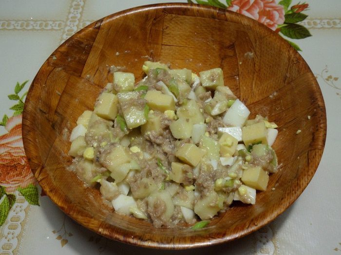 Салат с тунцом, яблоком и сыром