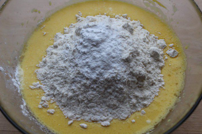 Закусочный кекс с фетаксой и вялеными томатами