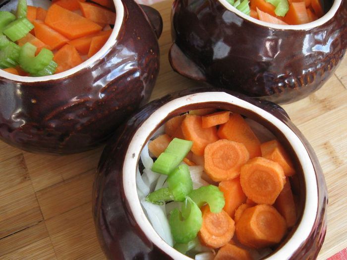  Мясо с грибами и черносливом в горшочке    