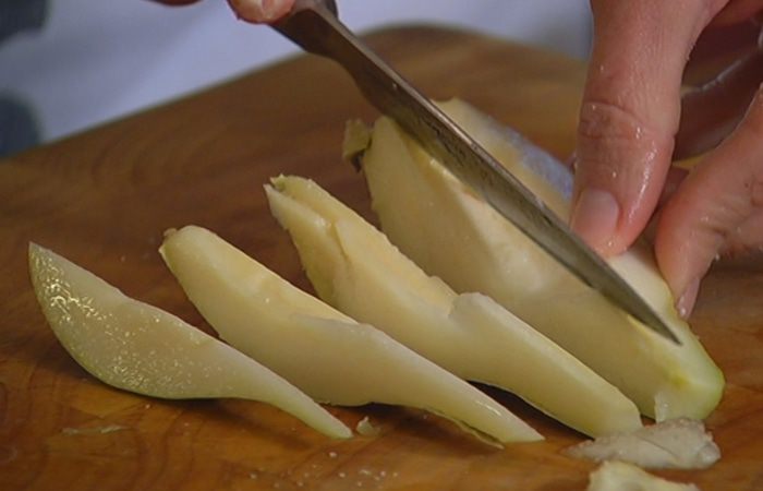 Крамбл с ревенем, грушей и марципаном 