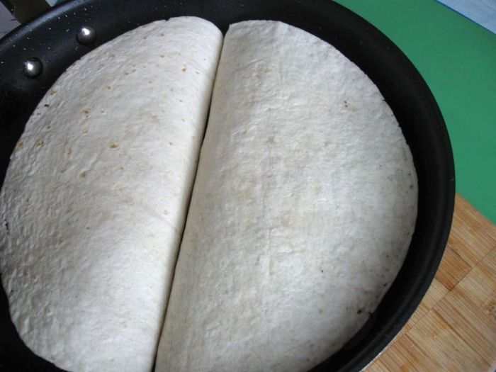 Тортилья с курицей, помидорами и сыром