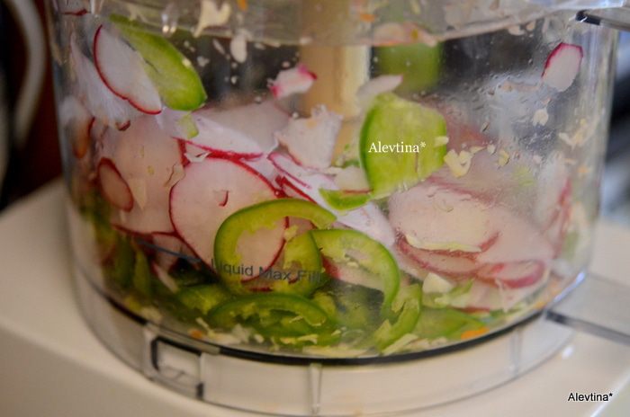 Салат с капустой и редисом