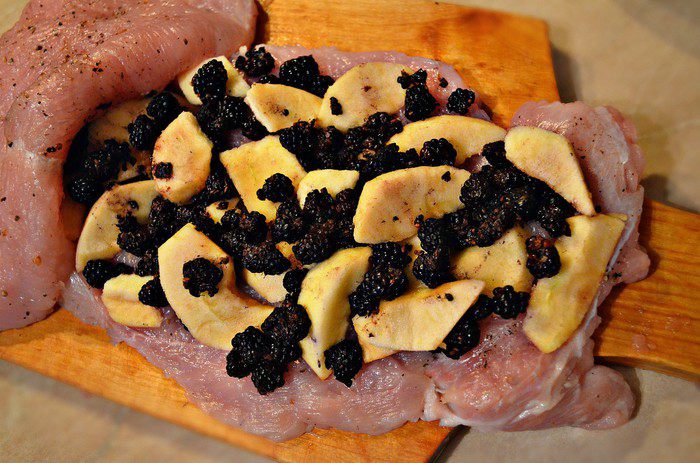 Филе индейки, фаршированное ежевикой и яблоками