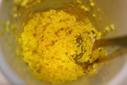 Нежное песочное пирожное с вишней и фундуком 