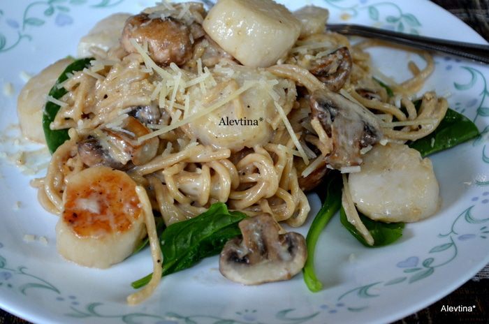 Гребешки с грибами и шпинатом