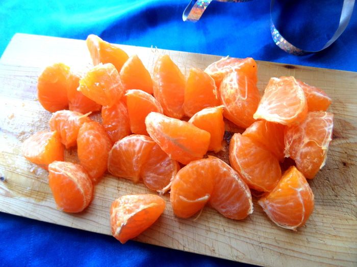 Фруктовый салат с овсяной крошкой и сгущенкой