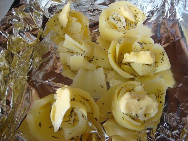 Курочка в слоеном тесте с картофельными розами