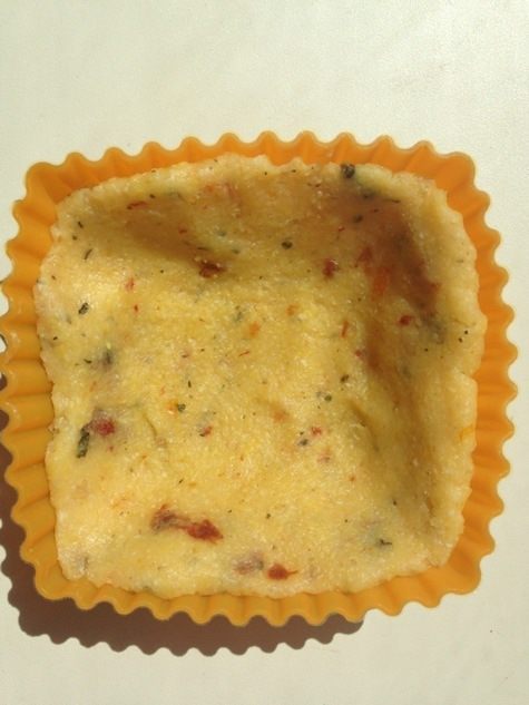 Закусочные тарталетки из поленты с козьим сыром и помидорками черри