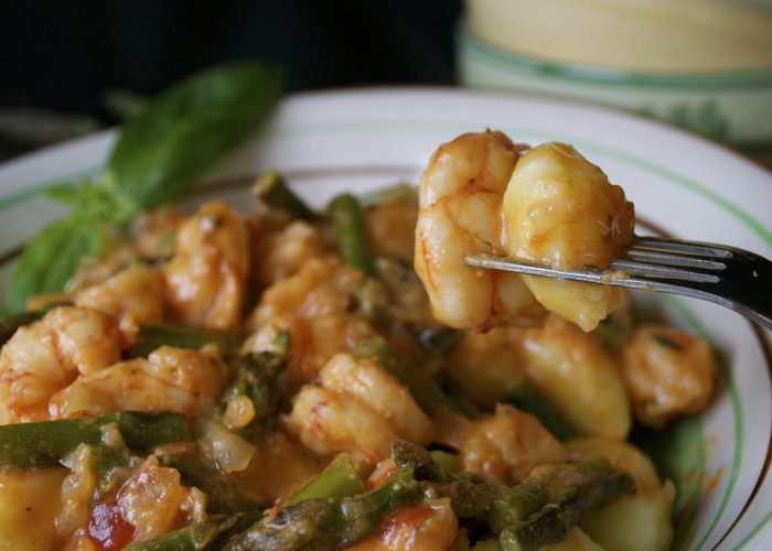Ньокки с креветками и спаржей