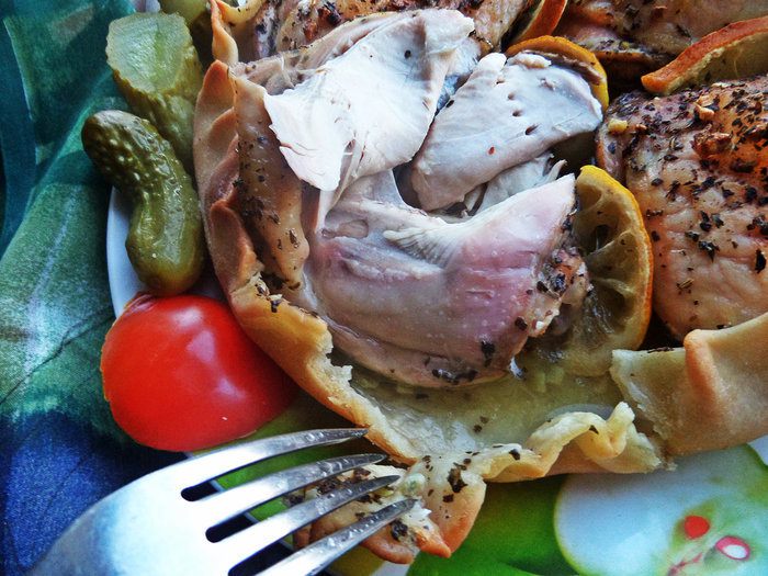 Курочка, запеченная в съедобной тарелке