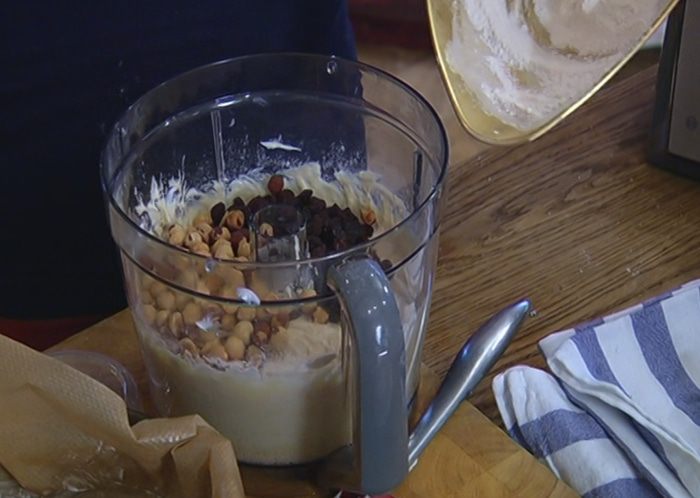 Сметанник с фундуком и изюмом