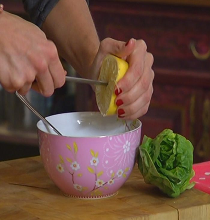 Салат с помидорами черри, беконом и крутонами 