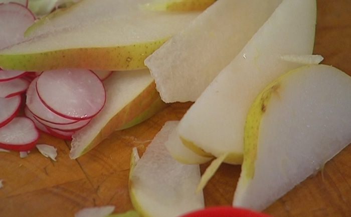 Хрустящий капустный салат с грушей и орехами 