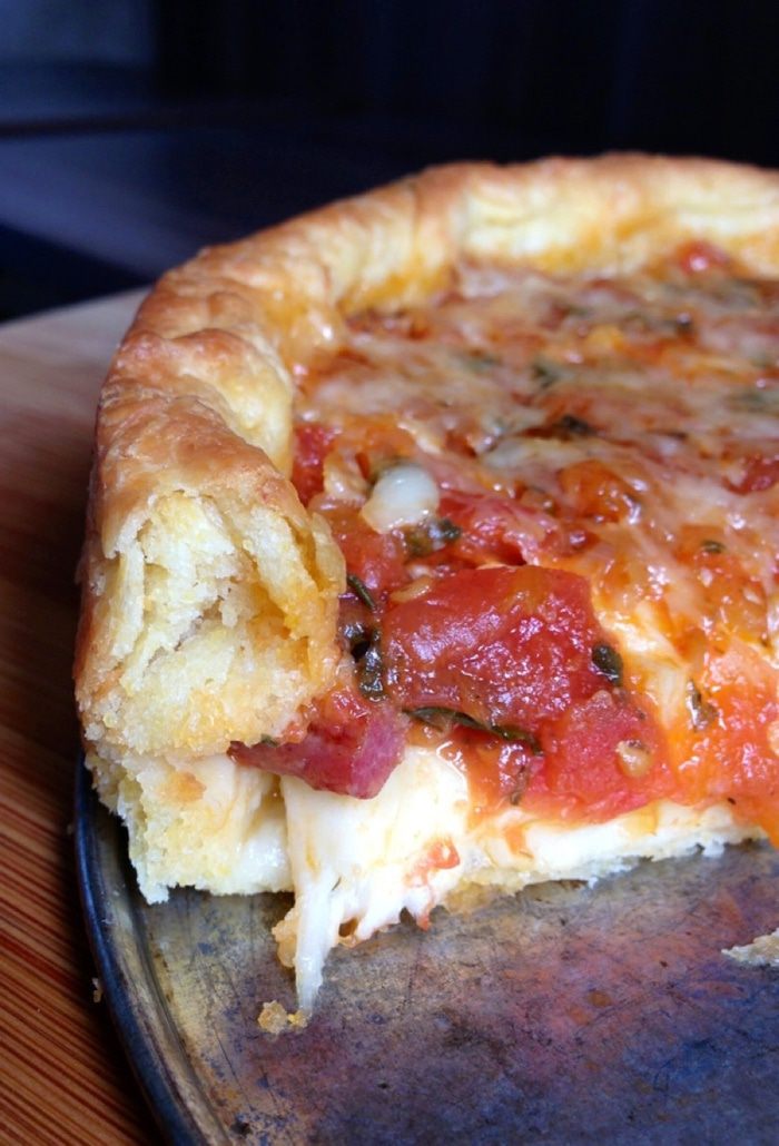 Пицца по-чикагски в глубокой форме (Chicago-style deep-dish pizza)