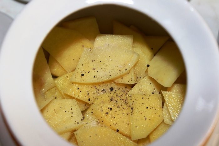 Жаркое с семгой и беконом в горшочке