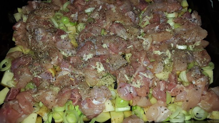 Курица, запеченная с молодым картофелем, луком-пореем и сыром лабне