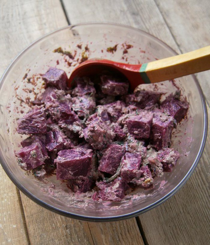 Салат из запеченной свеклы с песто из руколы и грецких орехов