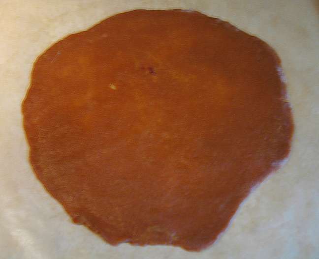 Карамельный медовик с клубникой