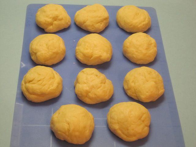 Булочки с начинкой из чернослива и яблок