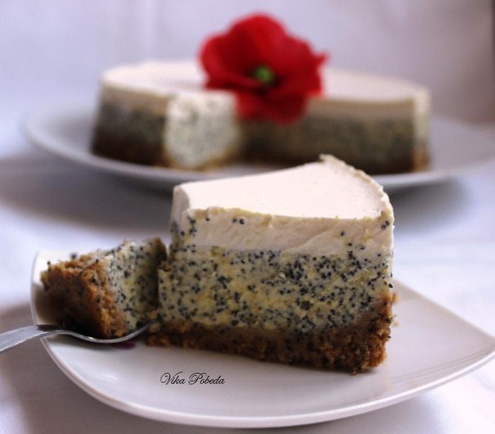 Маковый чизкейк под лимонно-сметанным топпингом