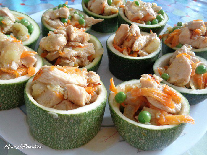 Фаршированные лодочки из цукини с двумя видами начинки