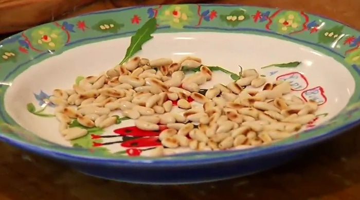 Зеленый салат с жареными грибами и кедровыми орешками