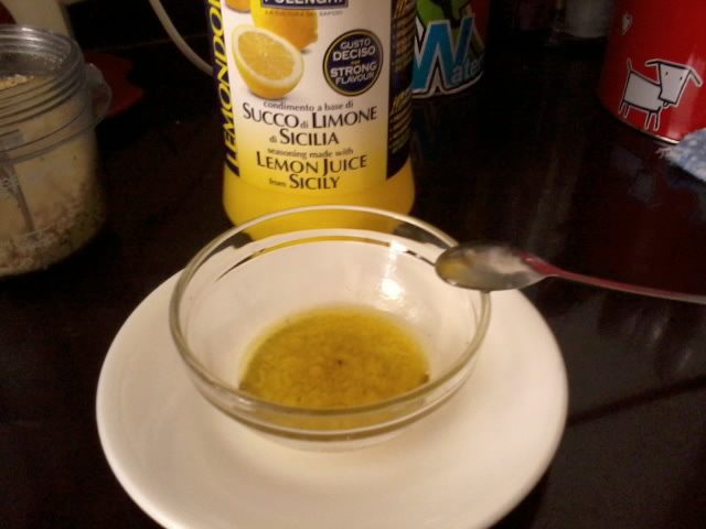 Салат из брокколи с миндалем и жареным луком 