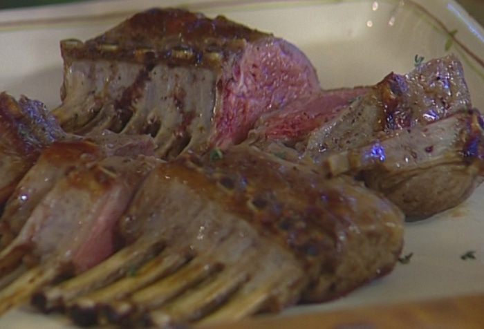 Бараньи ребрышки с баклажанным пюре и помидорами