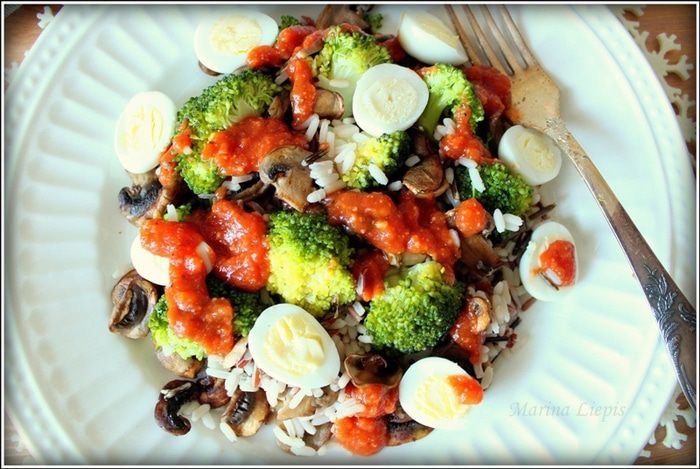 Рис с брокколи, грибами и перепелиными яйцами