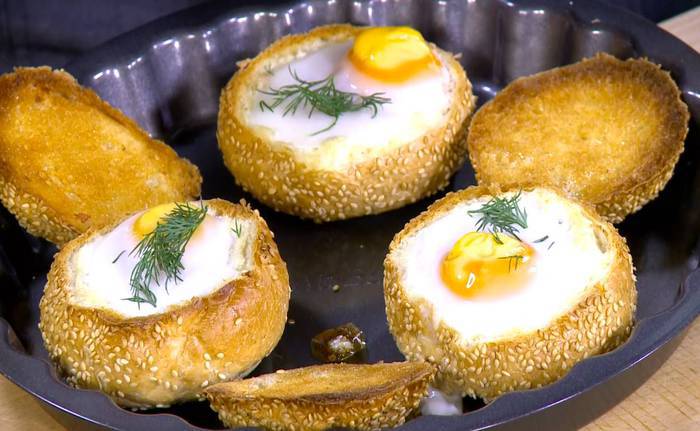 Яйца с семгой, запеченные в корзинках 