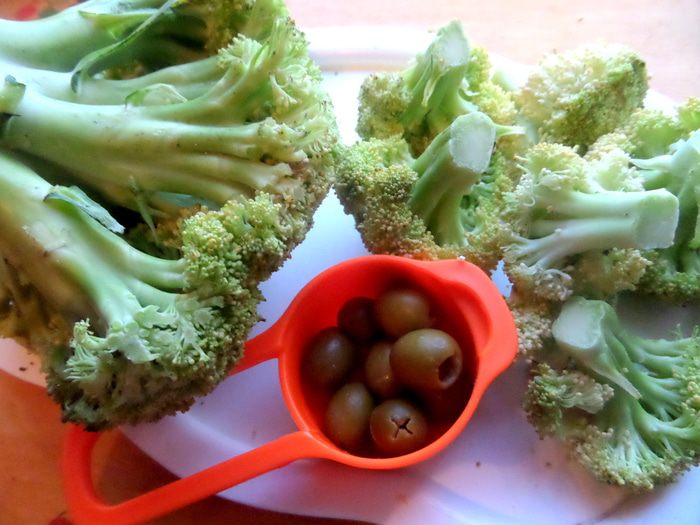 Кекс с брокколи, оливками и пармезаном