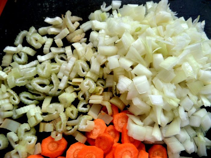 Печень в горшочке в сметанно-томатном соусе с овощами