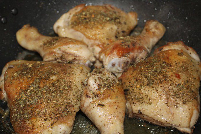 Рагу из курицы с фасолью и запеченным чесноком