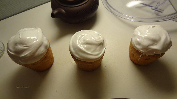 Кулич с вяленой вишней и кедровыми орешками