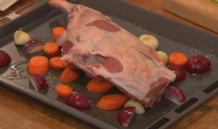 Нога ягненка, запеченная под пряной корочкой