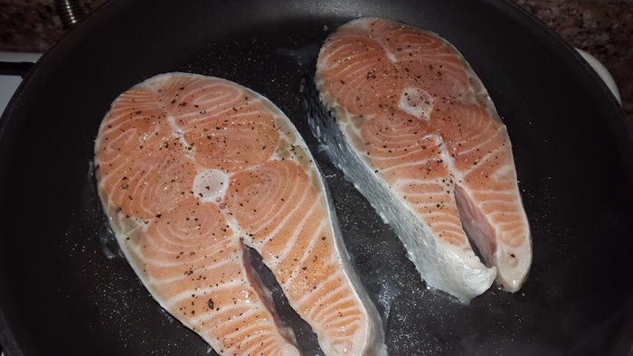 Жареный лосось с гарниром из кускуса с черри и красным луком