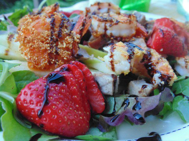 Салат &amp;quot;Симфония&amp;quot; с тунцом, креветками и клубникой