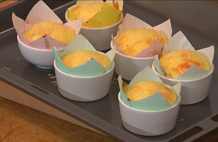 Суфле с горошком, грюйером и розовым перцем