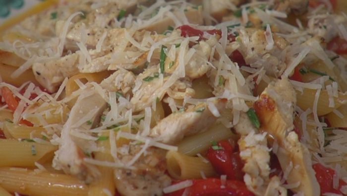 Теплый салат с курицей, макаронами и сладким перцем 