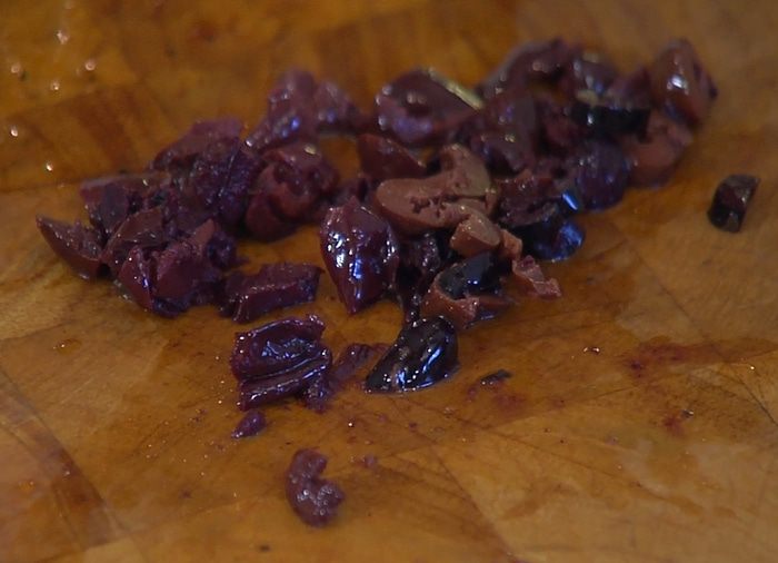 Теплый салат из пенне с ветчиной и руколой