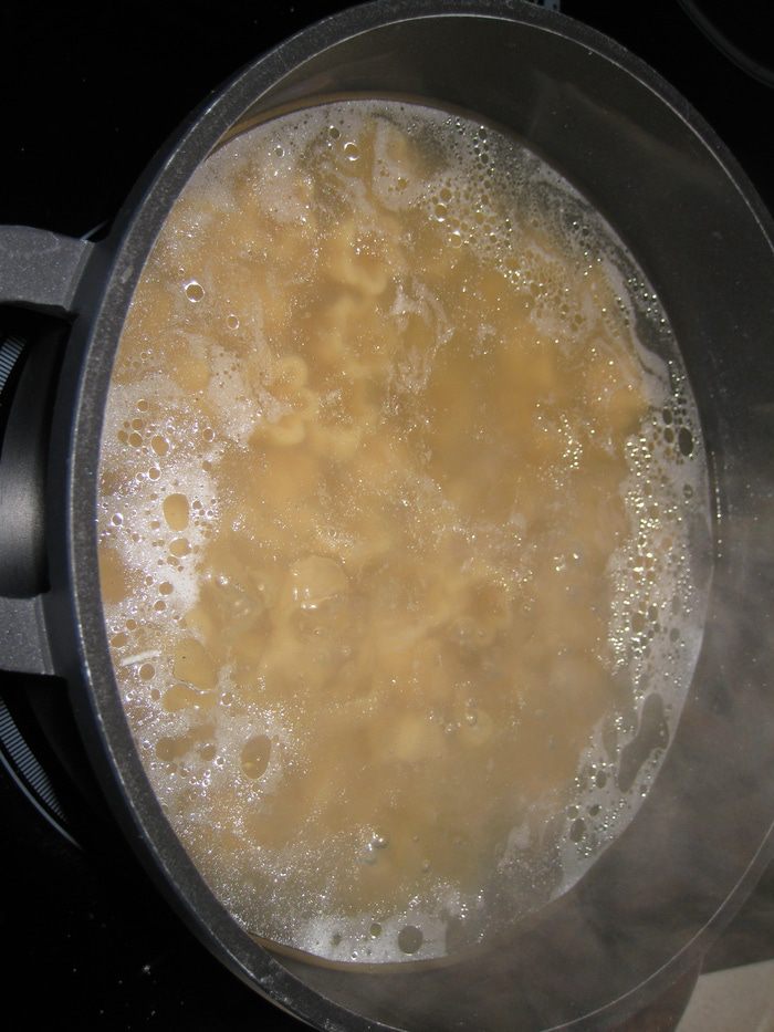 Ржаные макаронцы со свининой и сливками 